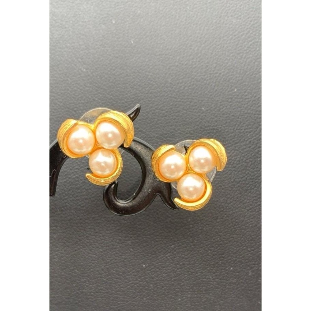 Vintage Avon Gold Tone And Faux Pearl Dainty Feminine Stud Pierced Earrings